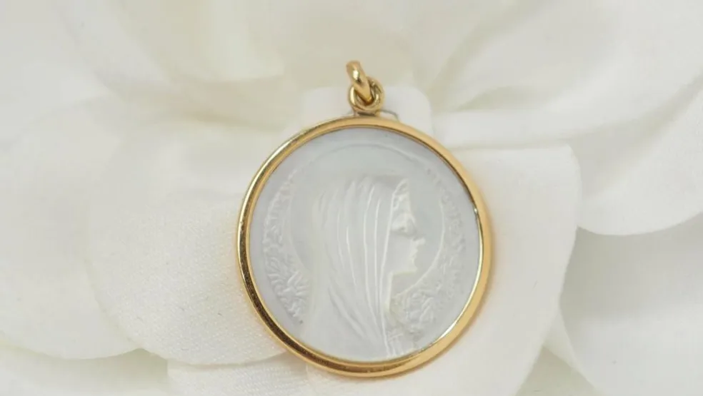 Pendentif Médaille Vierge En Or Jaune Et Nacre