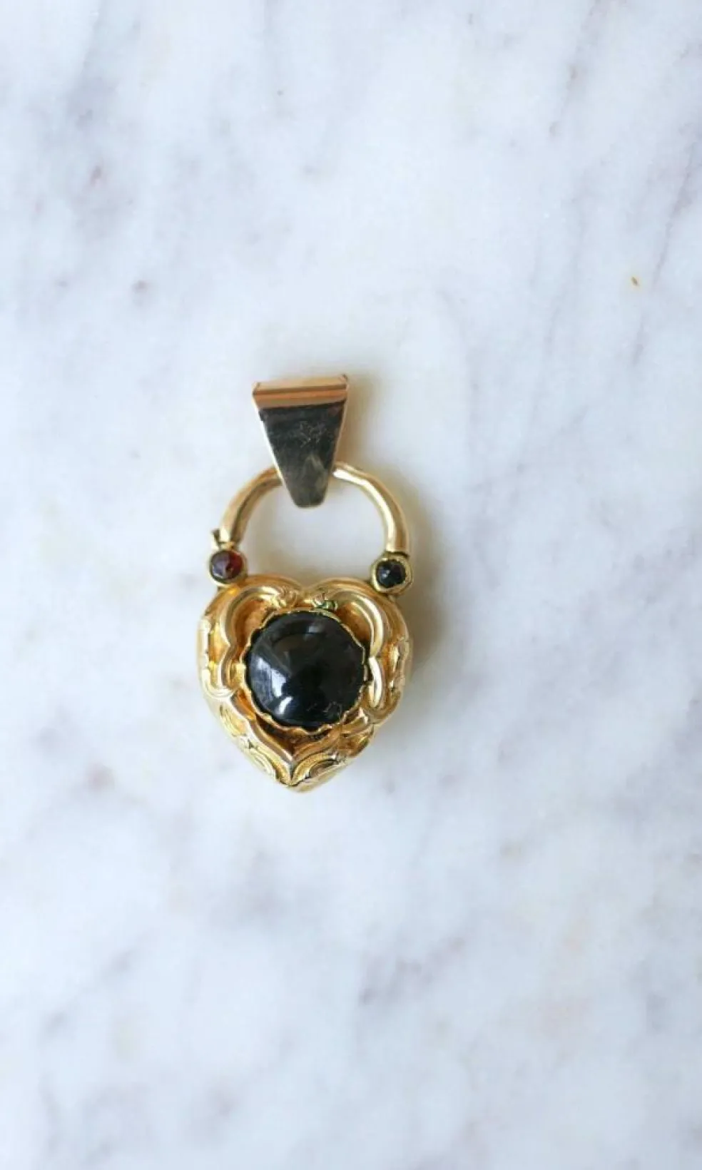 Pendentif médaillon cœur or et grenats