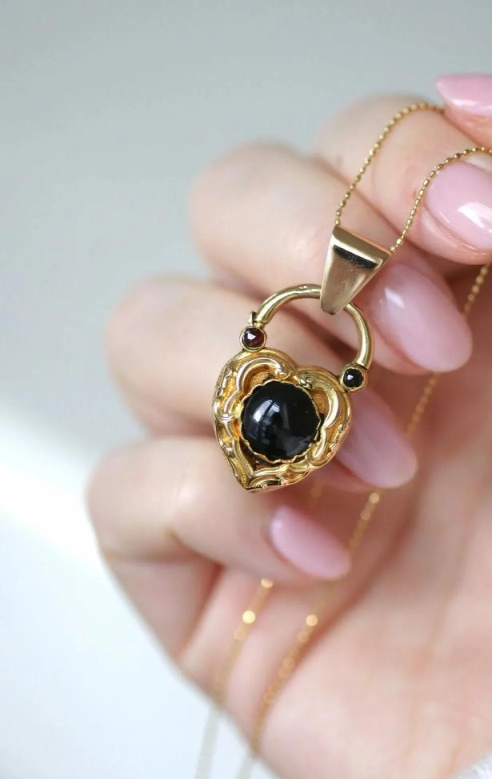 Pendentif médaillon cœur or et grenats