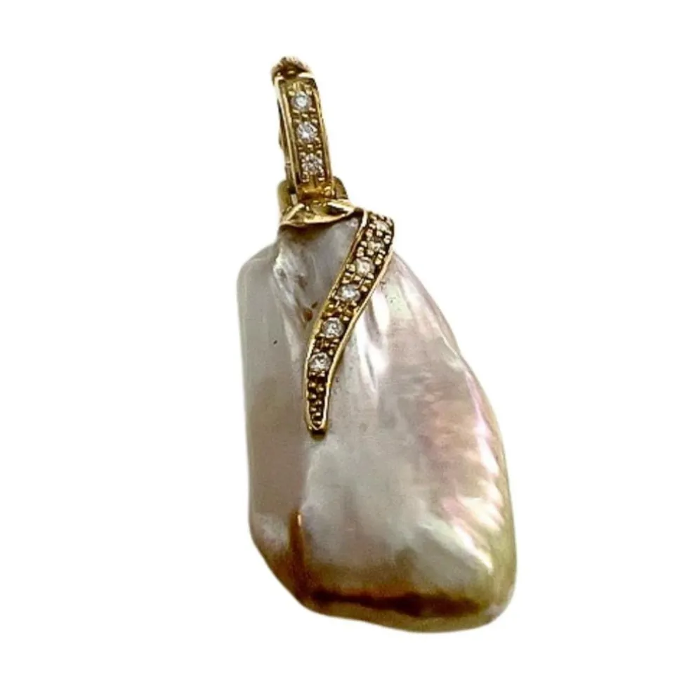 PENDENTIF MODERNE DU XXIE SIÈCLE EN OR 18 KT AVEC DIAMANTS ET PERLE BAROQUE