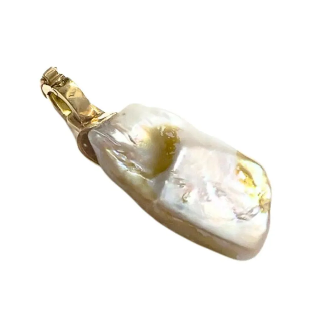 PENDENTIF MODERNE DU XXIE SIÈCLE EN OR 18 KT AVEC DIAMANTS ET PERLE BAROQUE