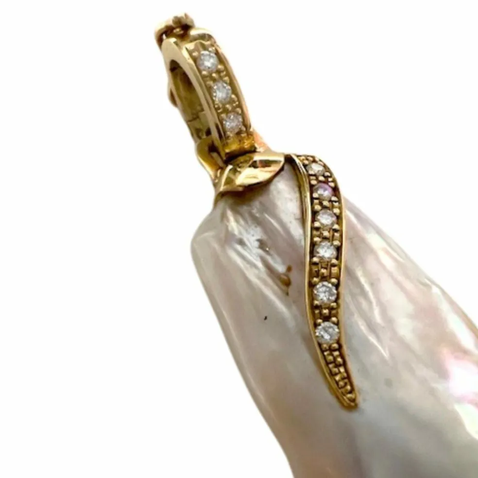 PENDENTIF MODERNE DU XXIE SIÈCLE EN OR 18 KT AVEC DIAMANTS ET PERLE BAROQUE
