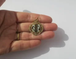 Pendentif monogramme ajouré émail or