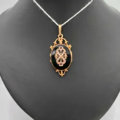 Pendentif Napoleon III en or 18K onyx et perles