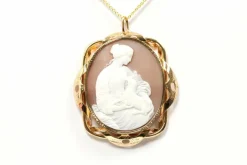 Pendentif Napoléon III or jaune et camée coquillage