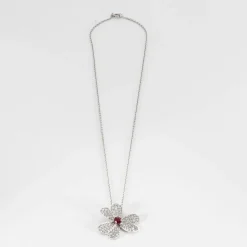 Pendentif or blanc, rubis, diamants