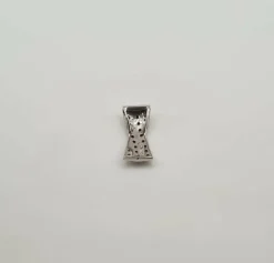 Pendentif or blanc serti de diamants blancs et noirs