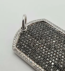 Pendentif or blanc serti de diamants noirs et blancs