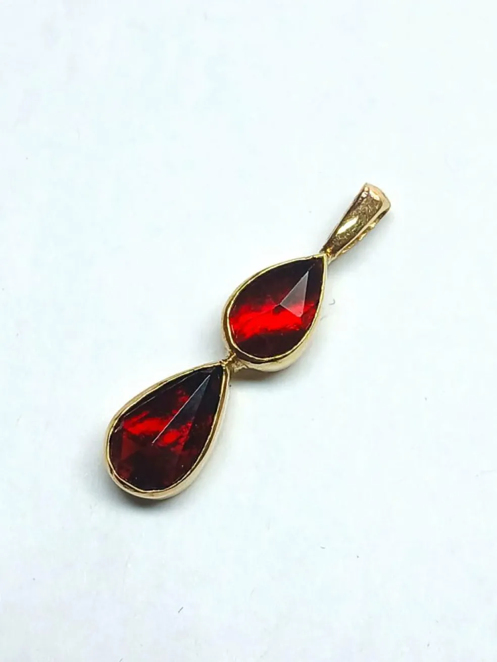Pendentif or jaune et grenats de Perpignan