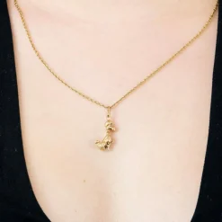 Pendentif or jaune figurant un chien