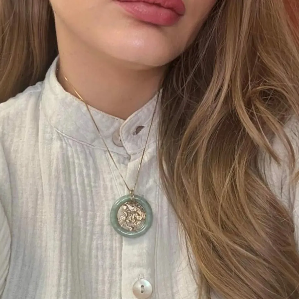 Pendentif or jaune pierre de jade