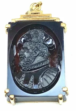 Pendentif Or jaune Sardoine sculptée