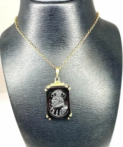 Pendentif Or jaune Sardoine sculptée