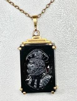 Pendentif Or jaune Sardoine sculptée