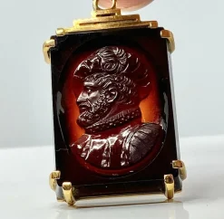 Pendentif Or jaune Sardoine sculptée