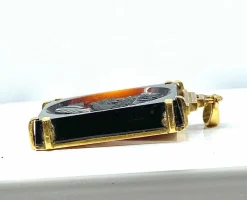 Pendentif Or jaune Sardoine sculptée