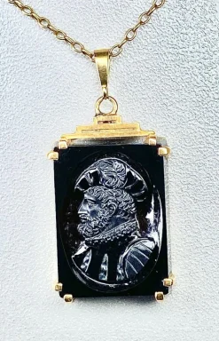 Pendentif Or jaune Sardoine sculptée