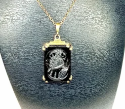 Pendentif Or jaune Sardoine sculptée