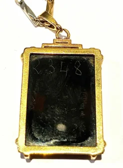Pendentif Or jaune Sardoine sculptée