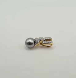 Pendentif or jaune serti d’une perle Tahiti et diamants