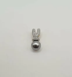 Pendentif or jaune serti d’une perle Tahiti et diamants