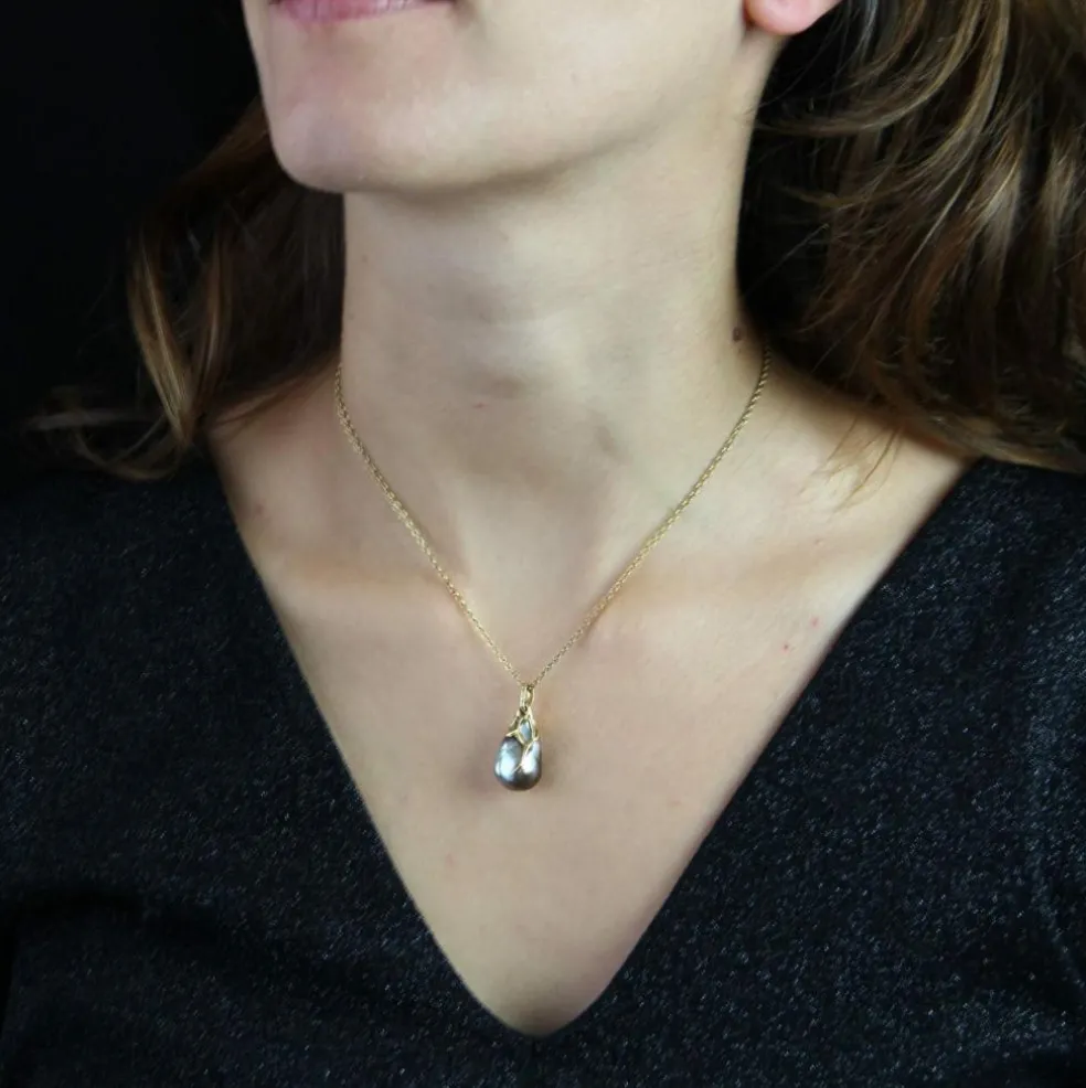 Pendentif perle grise baroque et or