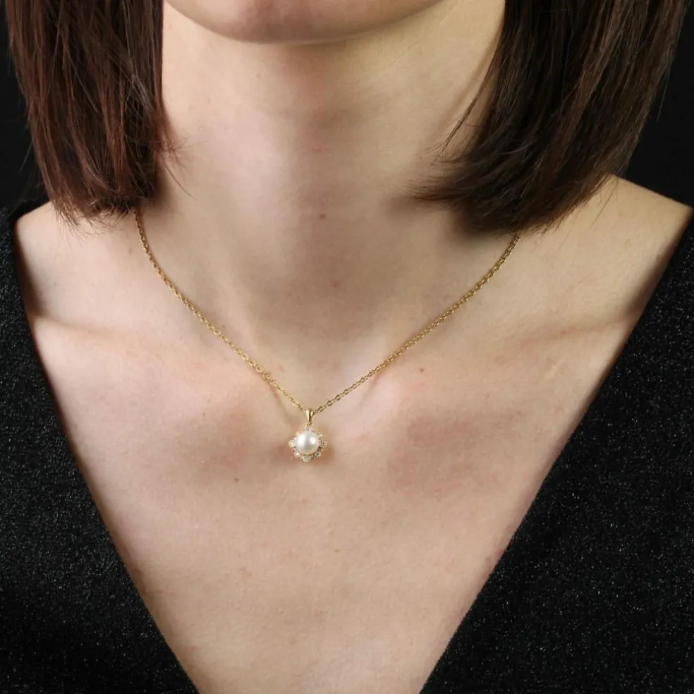 Pendentif perle japonaise et son entourage de diamants brillant
