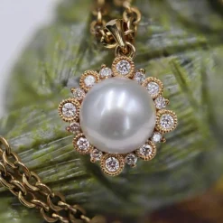 Pendentif perle japonaise et son entourage de diamants brillant