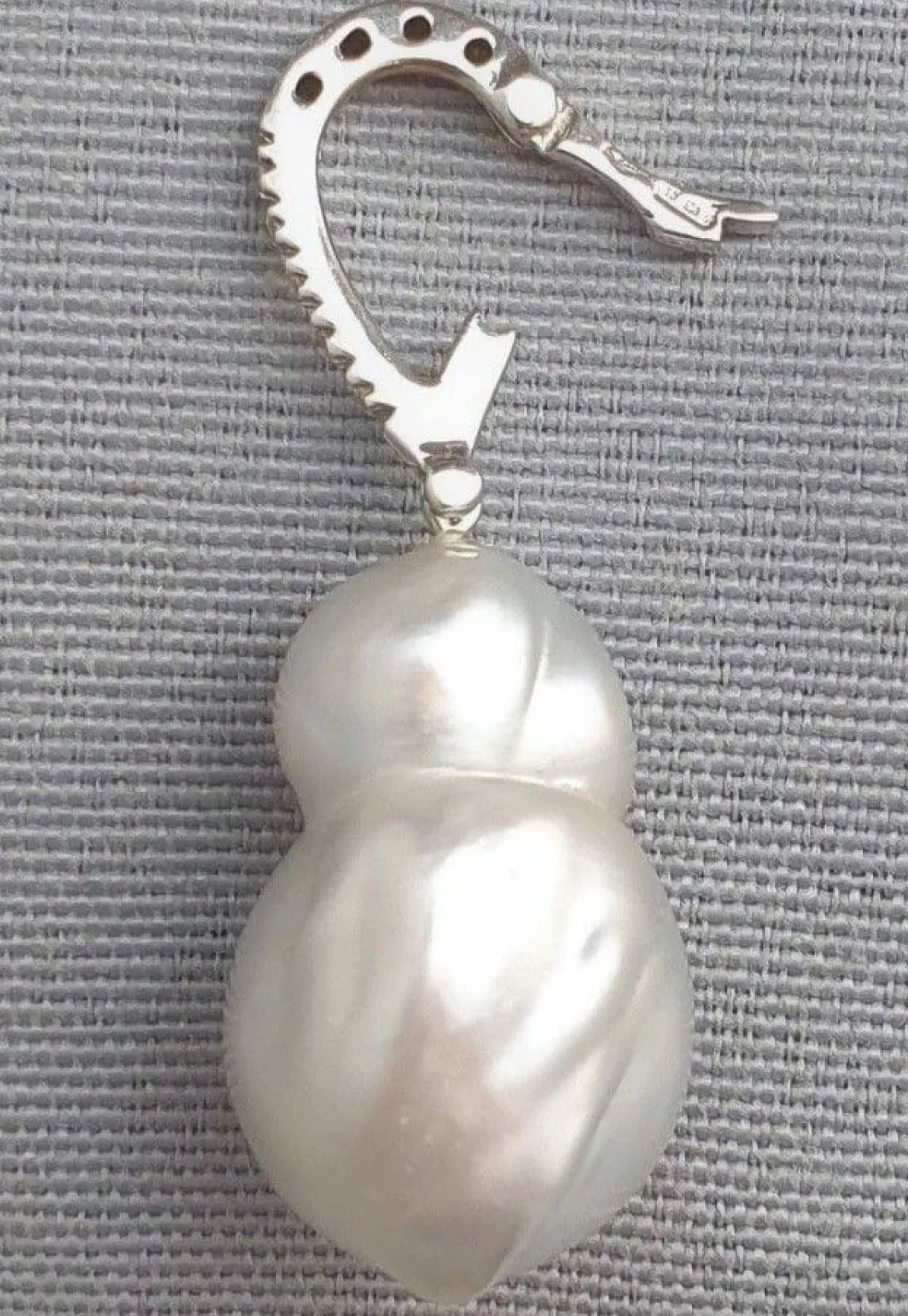Pendentif perle mers du Sud, bélière or blanc et diamants