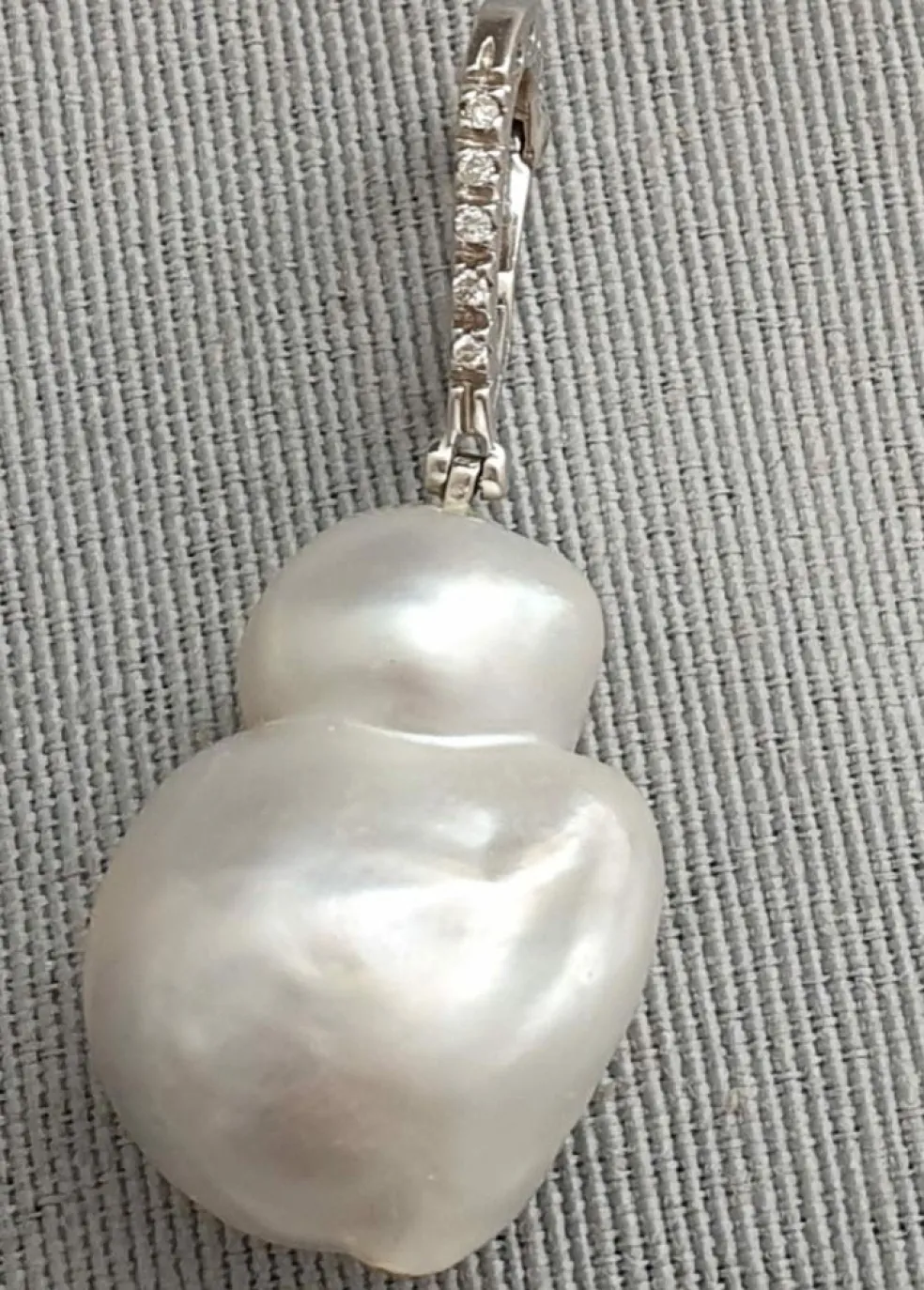 Pendentif perle mers du Sud, bélière or blanc et diamants