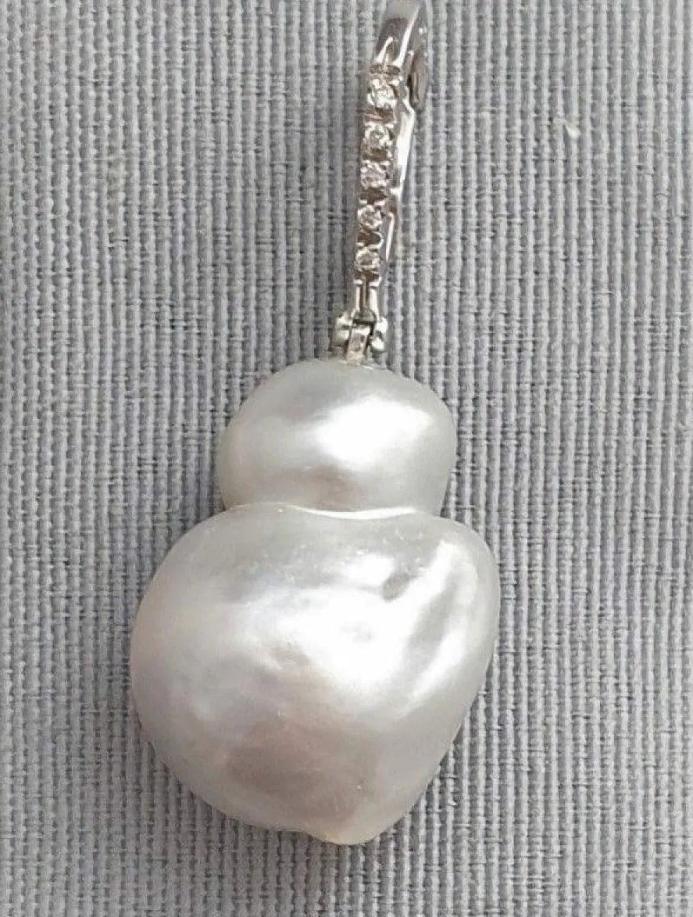 Pendentif perle mers du Sud, bélière or blanc et diamants