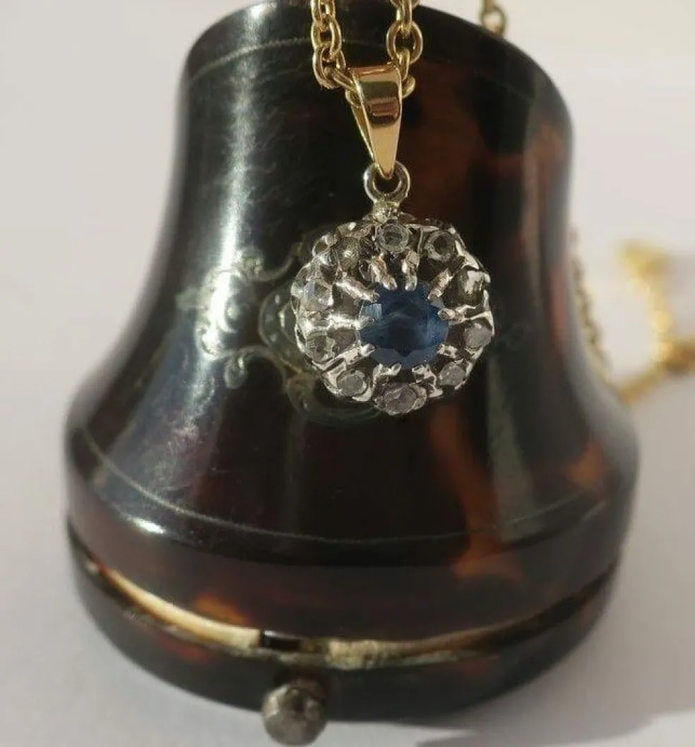 Pendentif pompadour saphir diamants or et platine