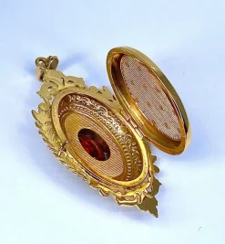 Pendentif porte souvenir ouvrant en or et grenat
