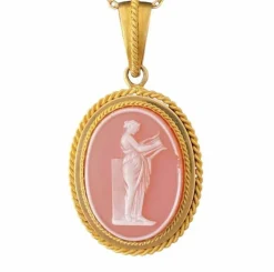 Pendentif porte-photo en or jaune serti d'un camée en Agate