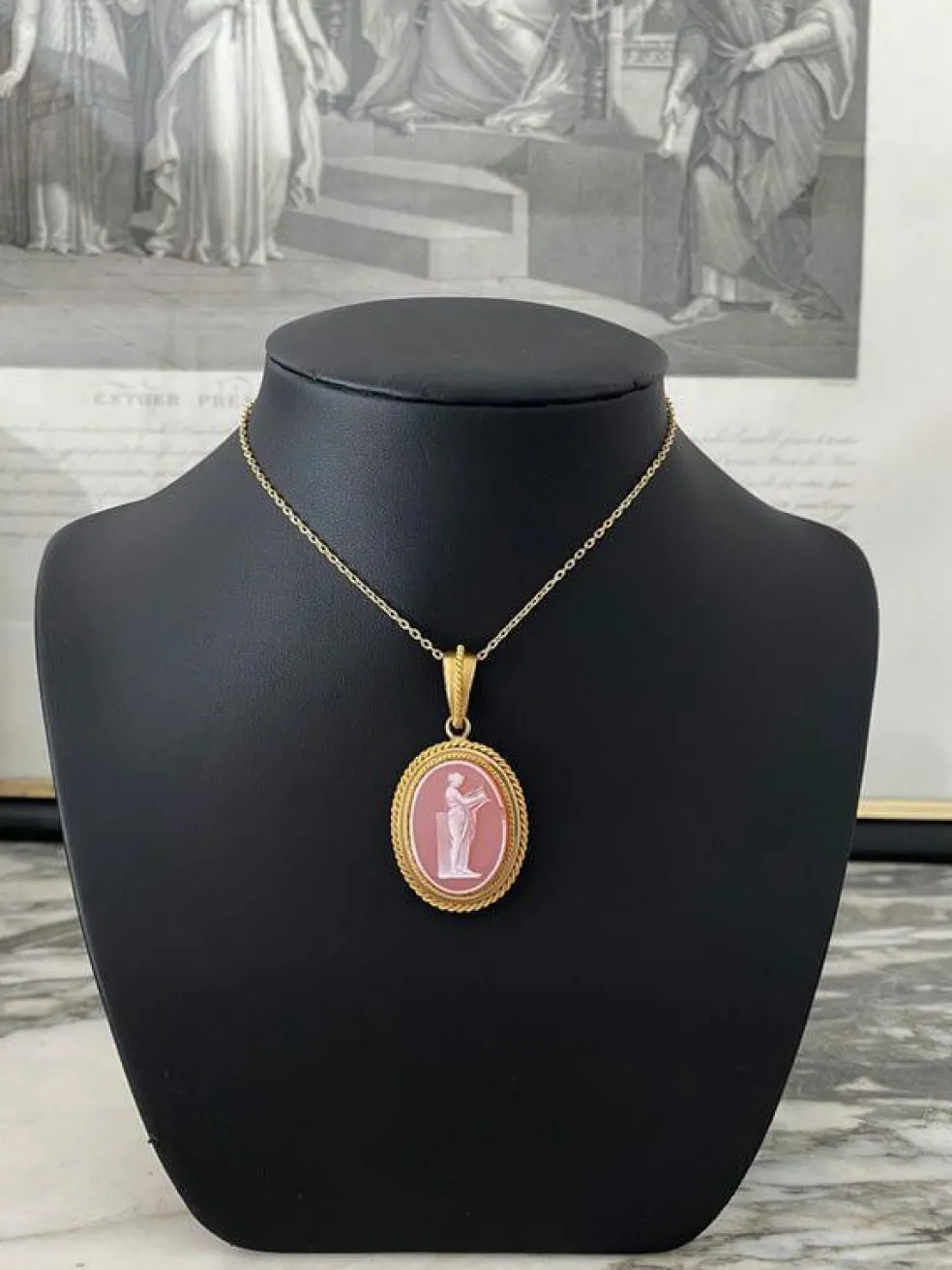 Pendentif porte-photo en or jaune serti d'un camée en Agate