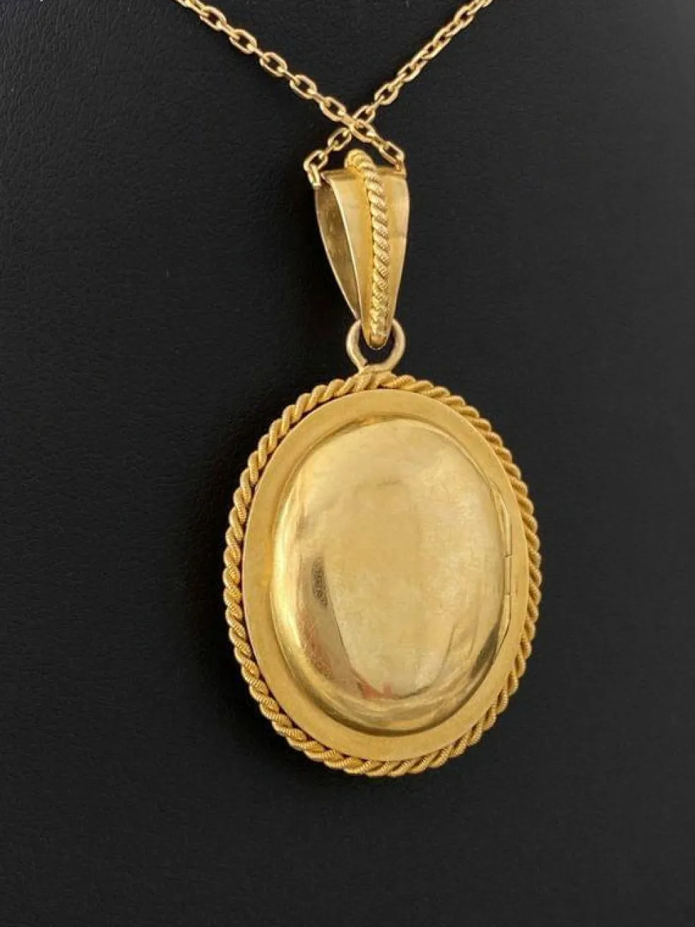 Pendentif porte-photo en or jaune serti d'un camée en Agate