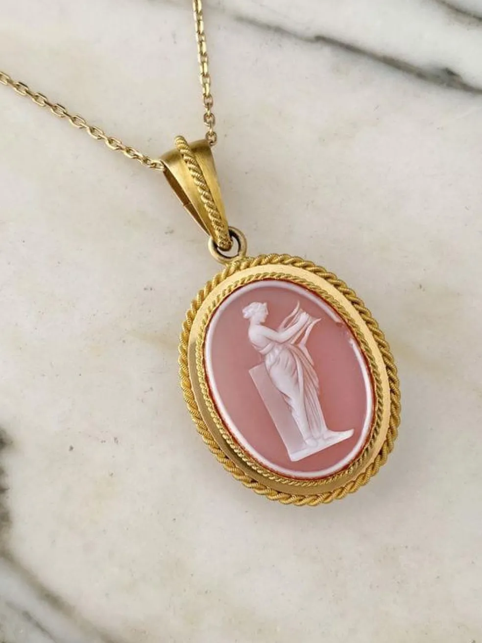 Pendentif porte-photo en or jaune serti d'un camée en Agate