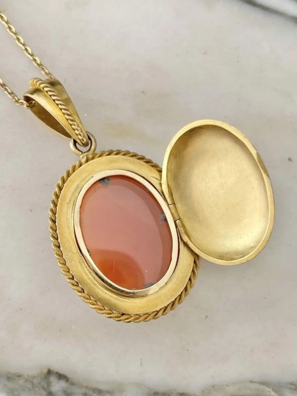 Pendentif porte-photo en or jaune serti d'un camée en Agate