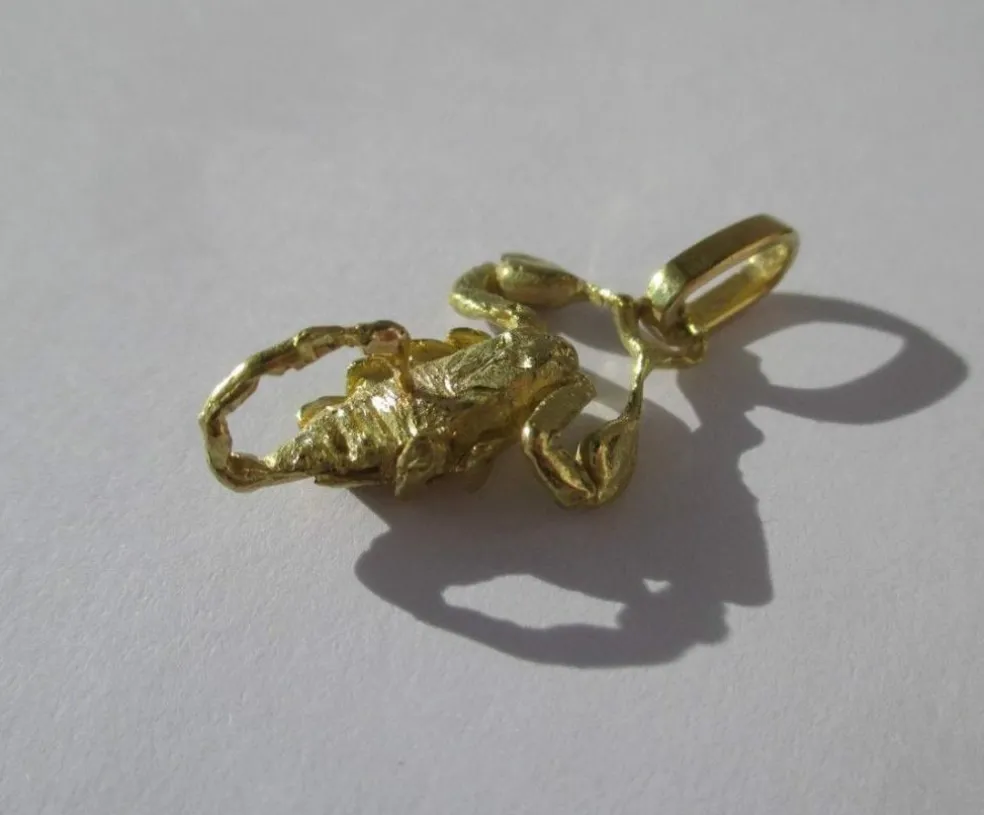 Pendentif Scorpion or sculpté zodiaque