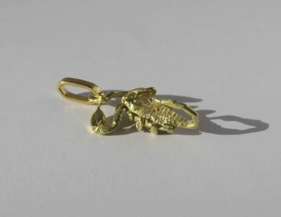 Pendentif Scorpion or sculpté zodiaque