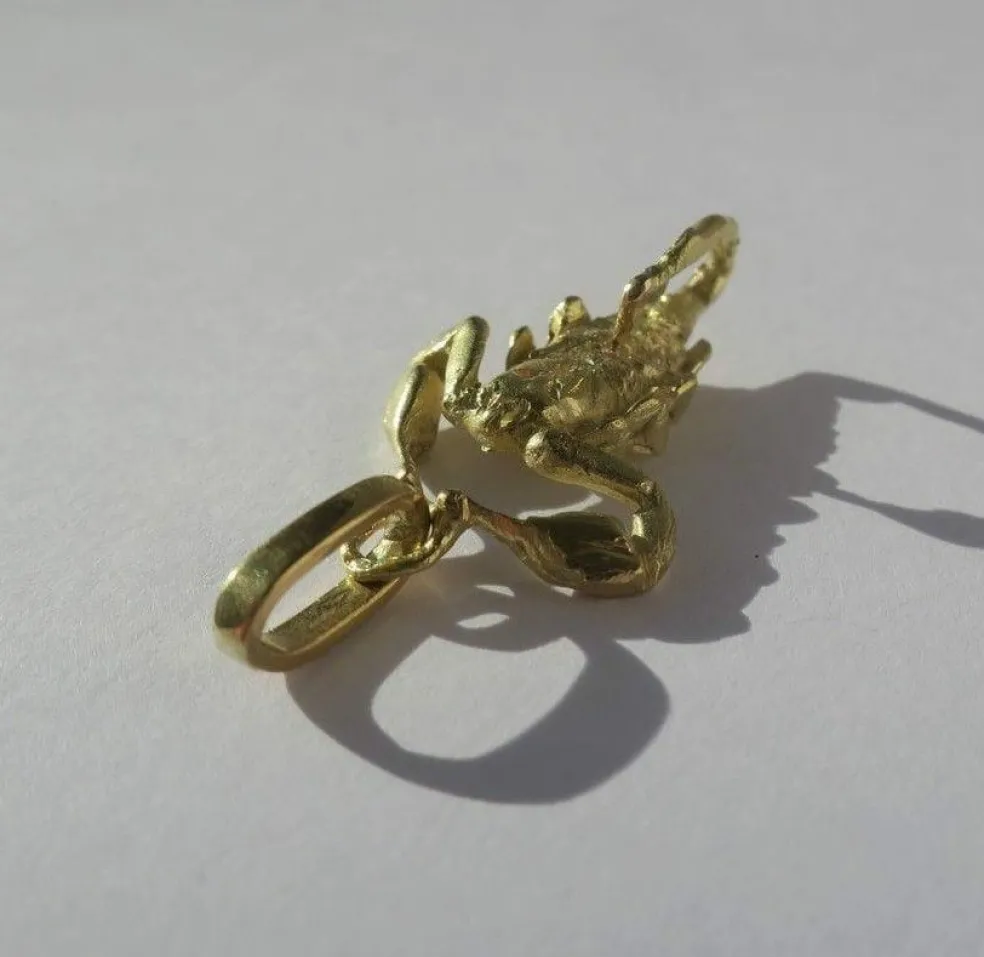 Pendentif Scorpion or sculpté zodiaque