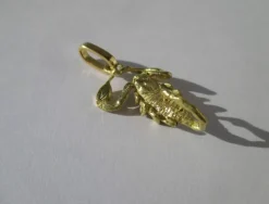 Pendentif Scorpion or sculpté zodiaque