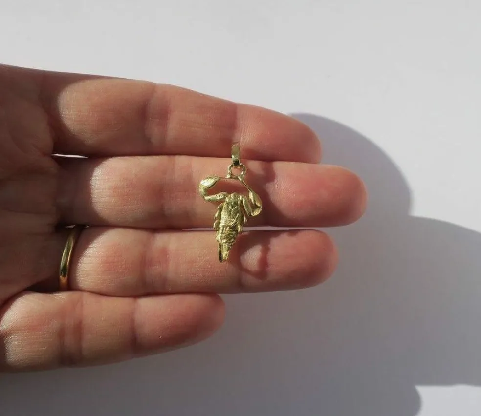 Pendentif Scorpion or sculpté zodiaque