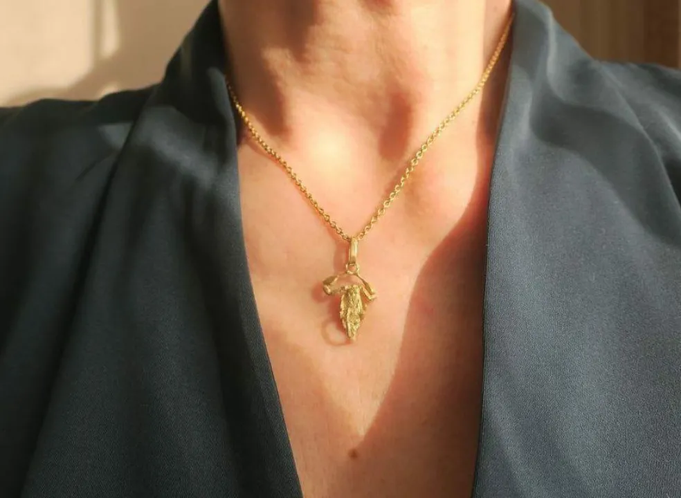 Pendentif Scorpion or sculpté zodiaque