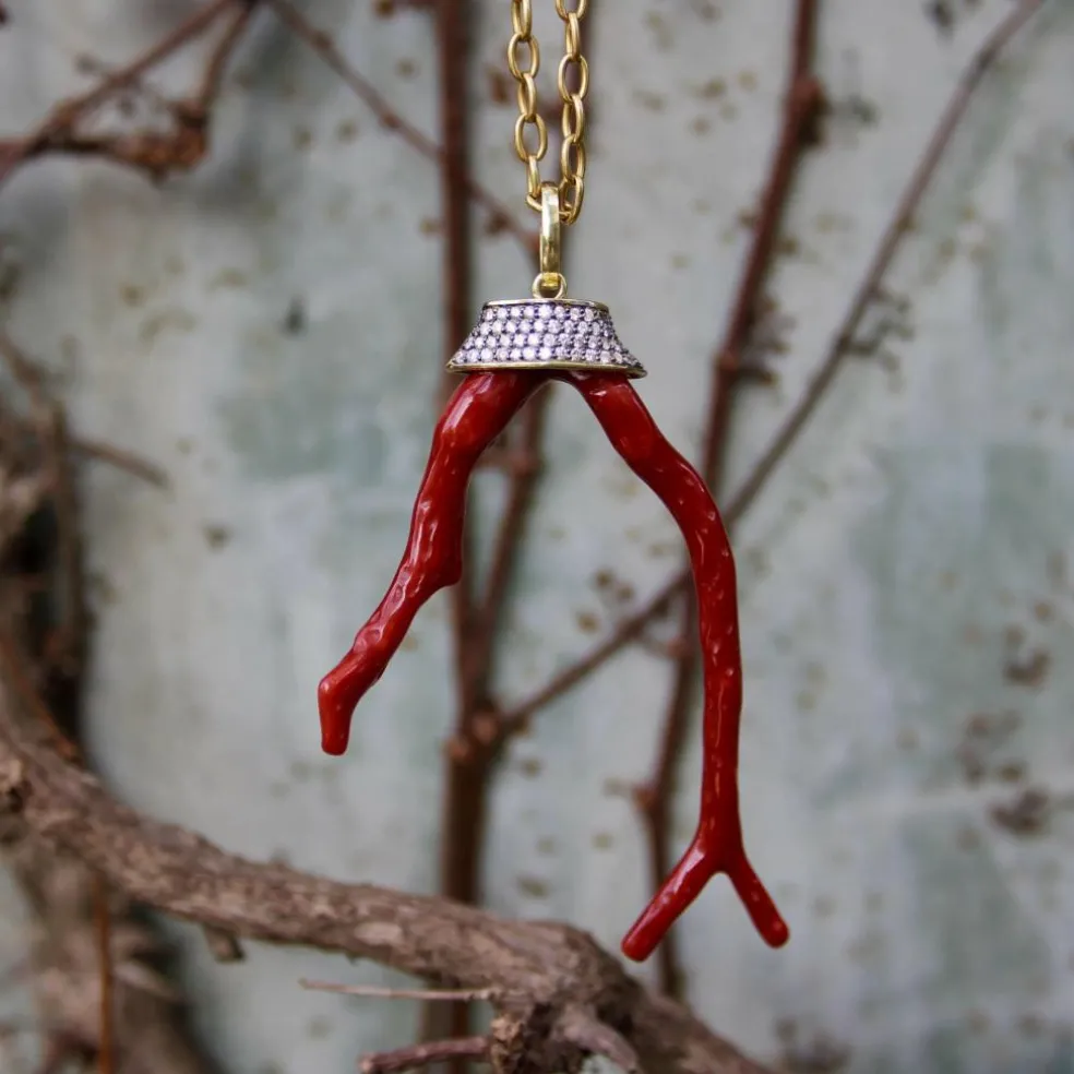 Pendentif Signature en or avec branche de corail et diamants