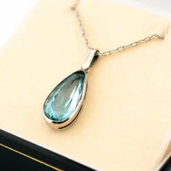 Pendentif solitaire en platine 18 carats et aigue-marine