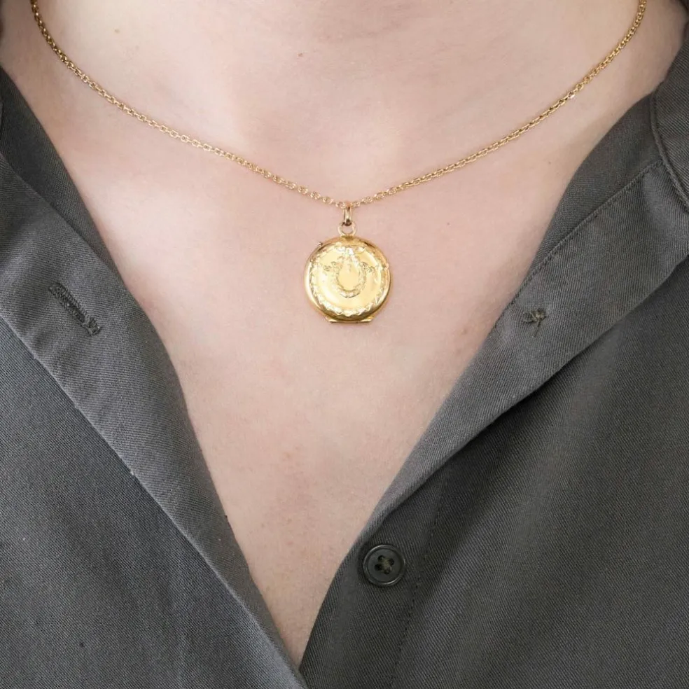 Pendentif souvenir et chaine en or jaune