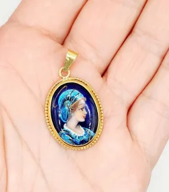 Pendentif style Art Nouveau or jaune, plaque émaillée jeune fille, vintage