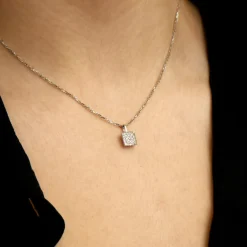 Pendentif sur chaîne 9 Diamants