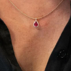 Pendentif sur chaîne Or Jaune Rubis Diamants
